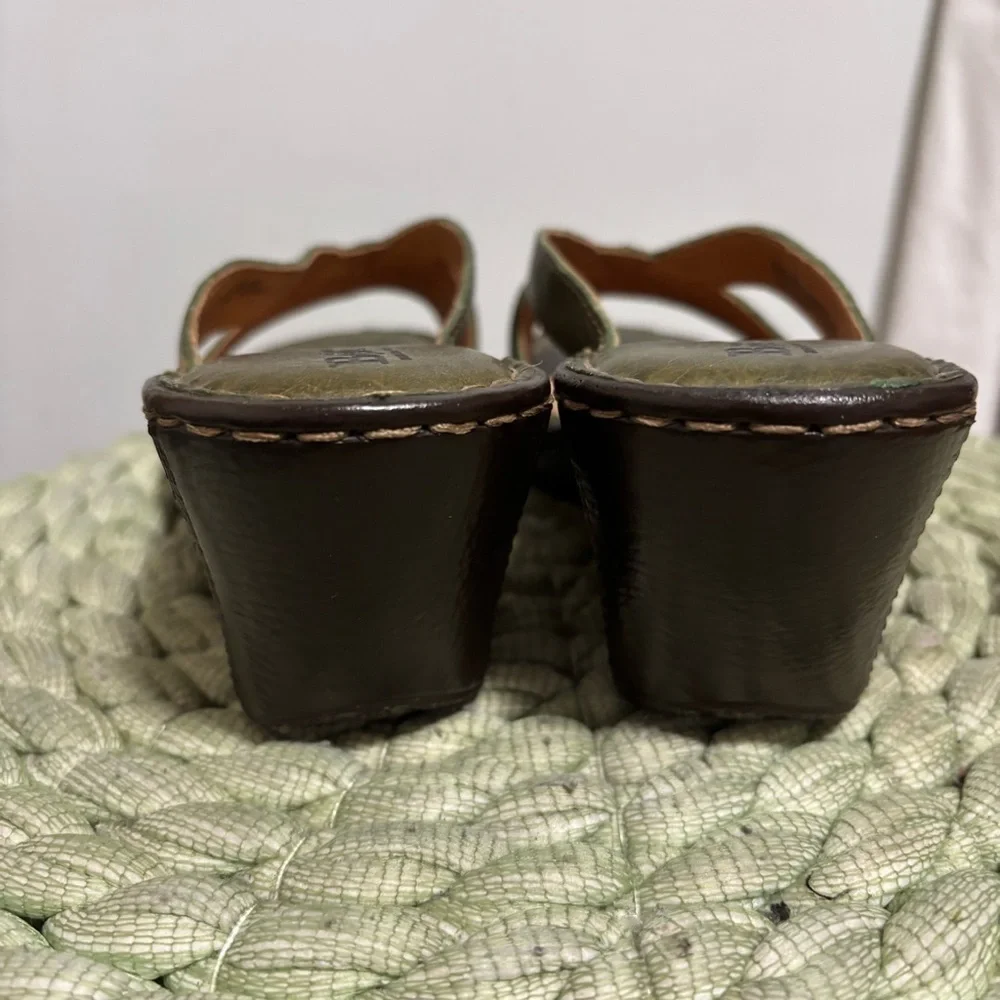 NEW Born Olive Green Leather Slip On Wedge Comfort Sandals Size 8